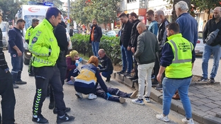 Midibüsle çarpışan motosikletli yaralandı