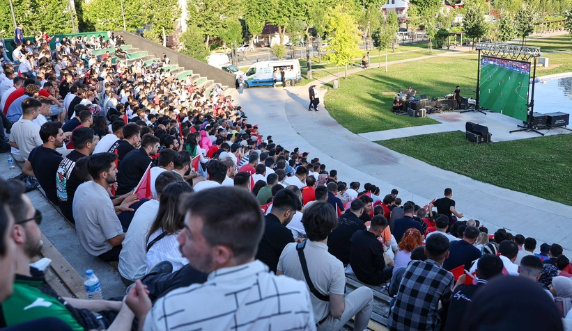 Milli maç heyecanı yine Millet Bahçesi’ndeki dev ekranda