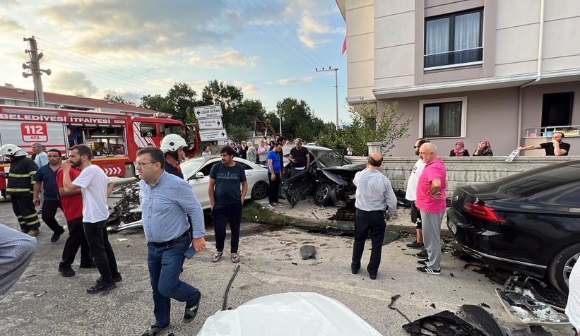 Milyonluk otomobiller pert oldu 4 yaralı