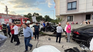 Milyonluk otomobiller pert oldu 4 yaralı