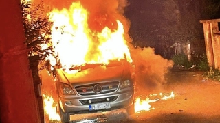 Minibüs alev alev yandı