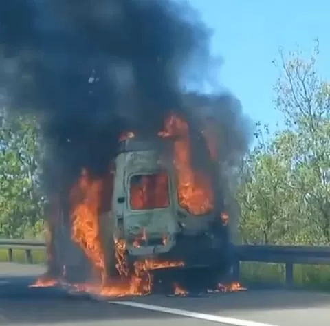 Minibüs alev topuna döndü