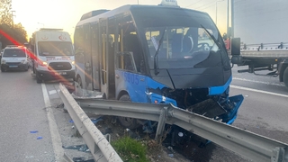 Minibüs bariyere çarptı : 15 yaralı