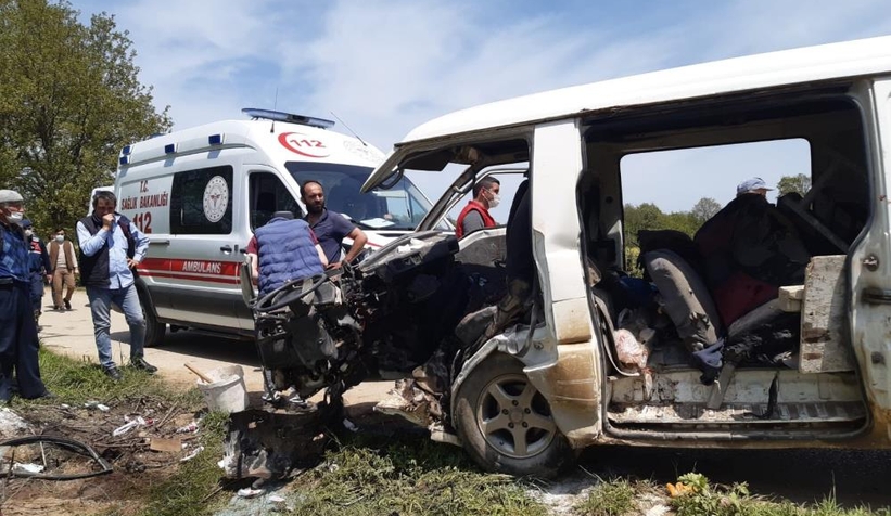 Minibüs elektrik direğine çarptı: 1'i ağır 5 yaralı