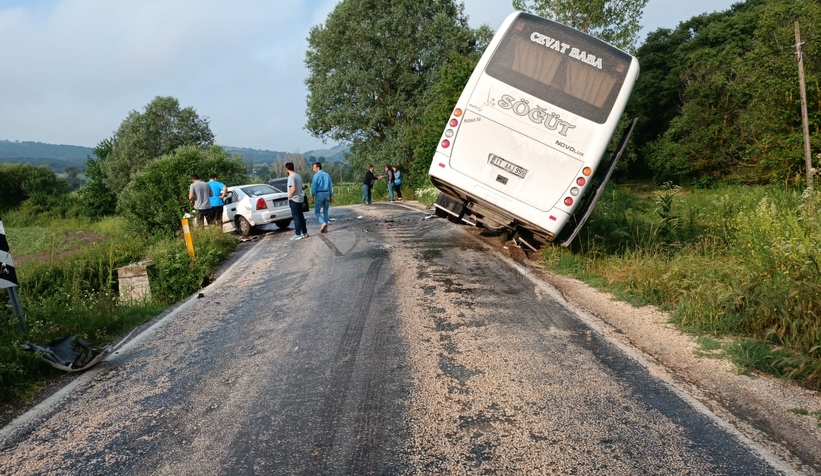 Minibüs ile otomobil çarpıştı: 11 yaralı