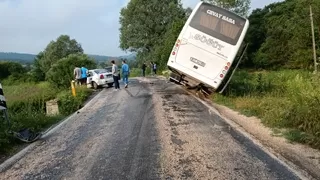 Minibüs ile otomobil çarpıştı: 11 yaralı