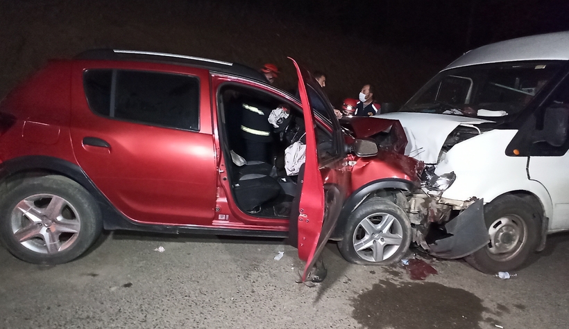 Minibüs ile otomobil kafa kafaya çarpıştı; 1 ölü