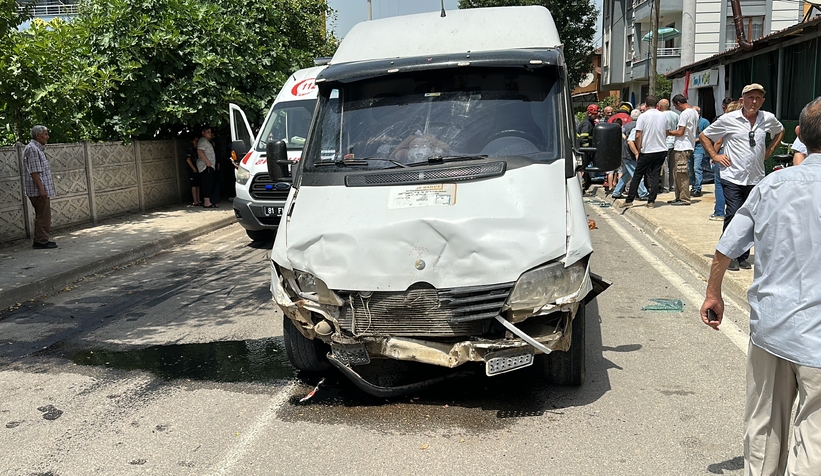 Minibüs ile otomobilin karıştığı kazada 4 kişi yaralandı