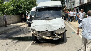 Minibüs ile otomobilin karıştığı kazada 4 kişi yaralandı