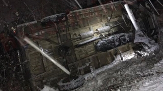 Minibüs karda kayıp şarampole uçtu