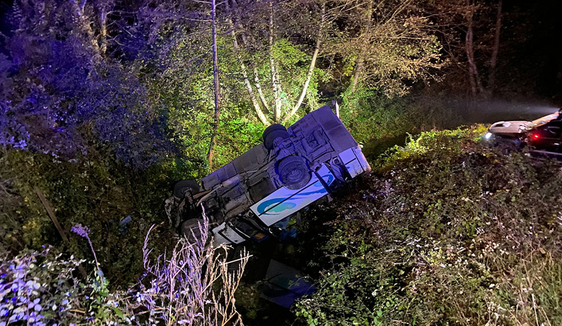 Minibüs köprüden kanala uçtu