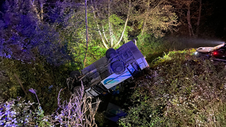 Minibüs köprüden kanala uçtu