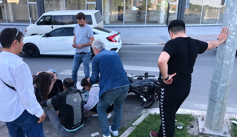 Minibüs motosiklete çarptı: 2 yaralı