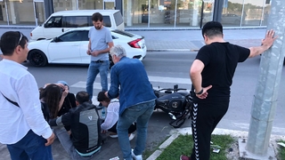 Minibüs motosiklete çarptı: 2 yaralı