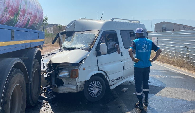 Minibüs su tankerine çarptı: Sürücü sıkıştı