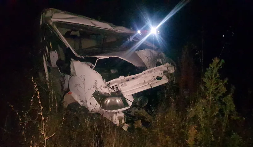 Minibüs tarlaya uçtu!