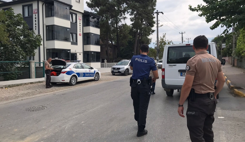 Minibüse çarpan motosikletteki 2 kişi hastanelik oldu