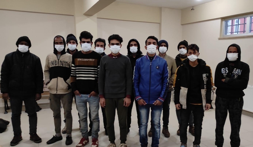 Minibüste 12 düzensiz göçmen yakalandı