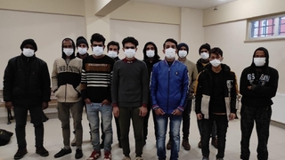 Minibüste 12 düzensiz göçmen yakalandı