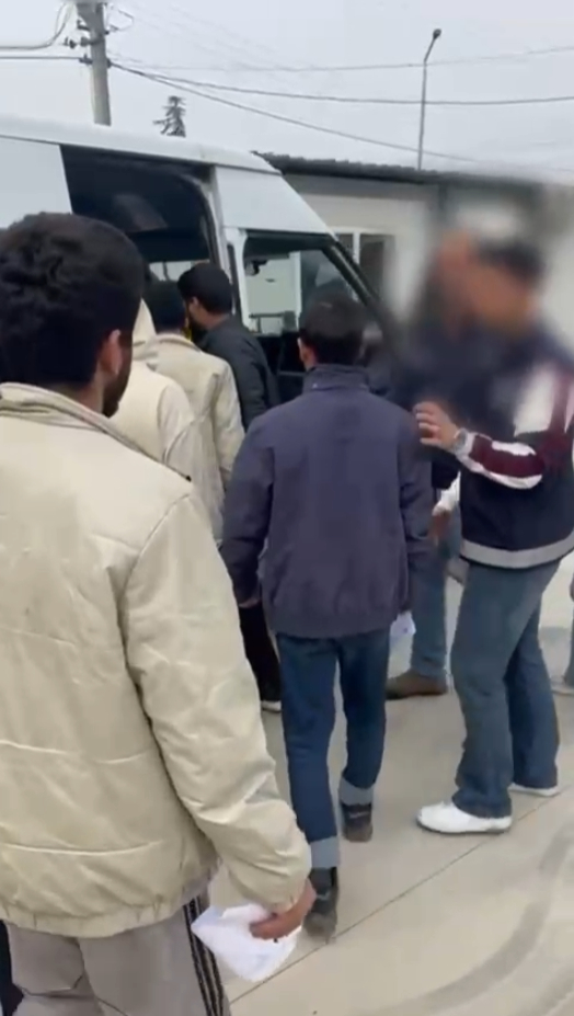 Minibüste 13 Afgan ve Pakistanlı kaçak yakalandı