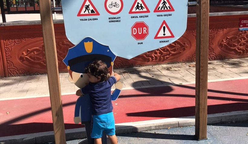 Minik Ertuğrul'un polis sevgisi büyük beğeni topladı