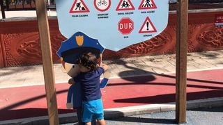 Minik Ertuğrul'un polis sevgisi büyük beğeni topladı