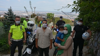 Minik Ertuğrul'un polis sevgisi karşılıksız kalmadı