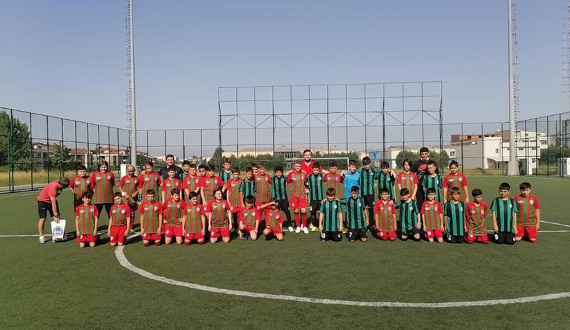 Minik futbolcular Sakaryaspor'un konuğu oldu