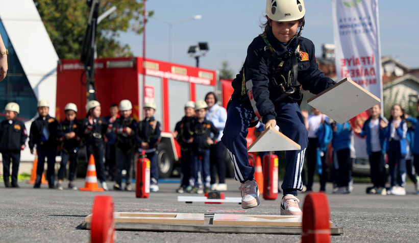 Minik itfaiyecilerin ateşle mücadelesi