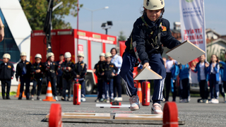 Minik itfaiyecilerin ateşle mücadelesi