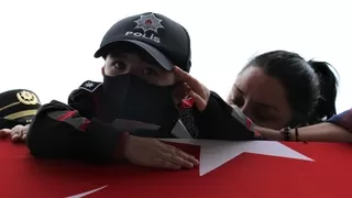 Minik Poyraz şehit babasını asker selamıyla uğurladı
