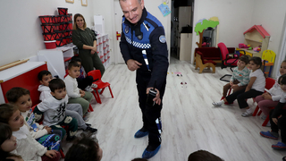Minikler trafik kurallarını Büyükşehir Zabıtası’ndan öğreniyor