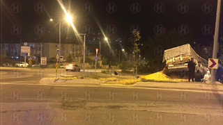 Mısır yüklü kamyon bahçeye daldı