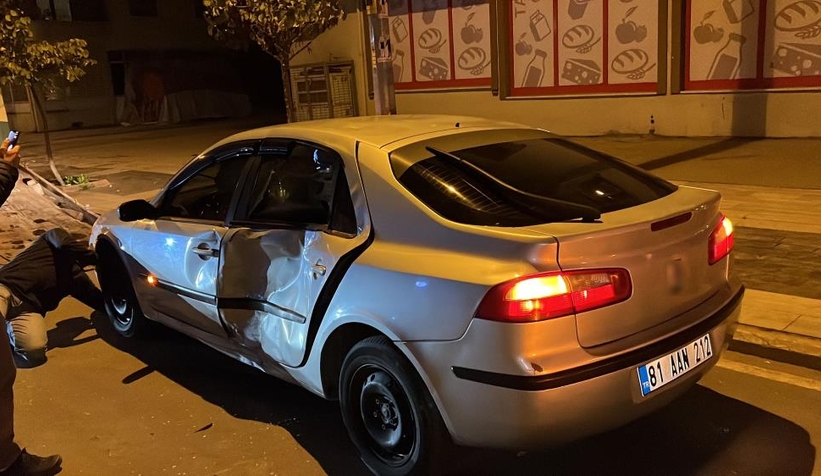 Motorlu kurye otomobile çarptı: 5 yaralı