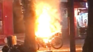 Motosiklet alev alev yandı