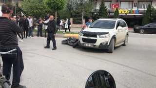 Motosiklet cip ile çarpıştı