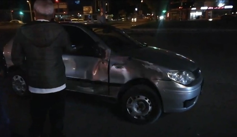 Motosiklet otomobile çarpıp dükkana girdi: 2 yaralı