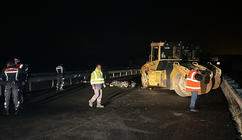 Motosiklet silindire çarptı: 2 ölü