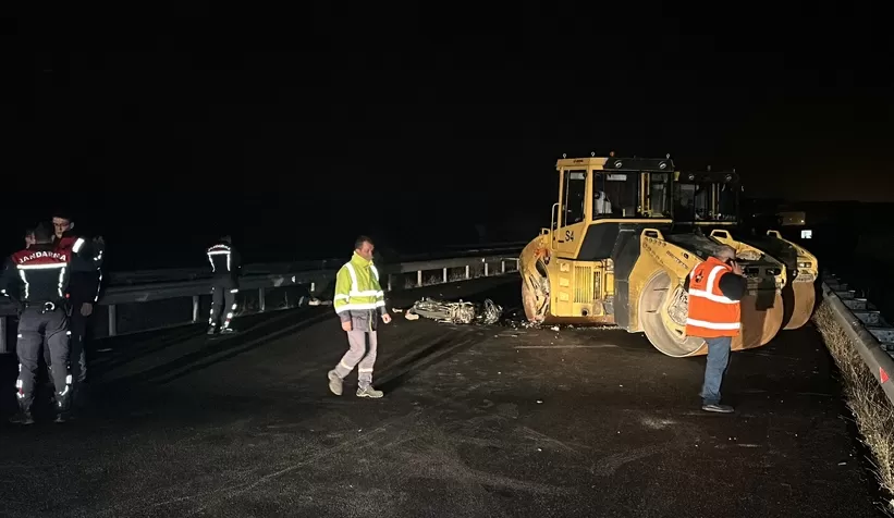 Motosiklet silindire çarptı: 2 ölü