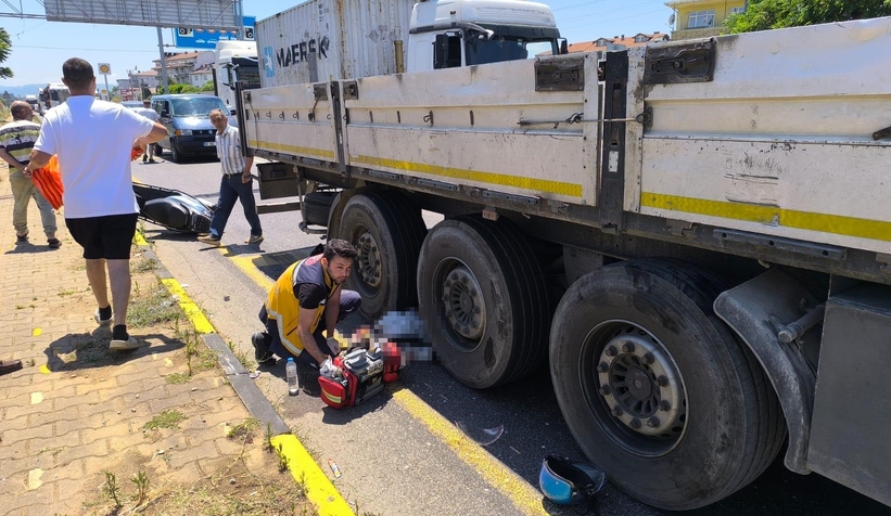 Motosiklet tırın altına girdi: 1 ölü 1 yaralı