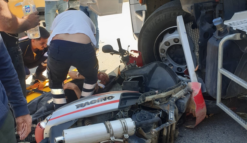 Motosiklet tırın altına girdi: 2 yaralı