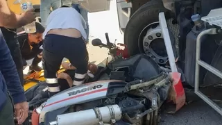 Motosiklet tırın altına girdi: 2 yaralı