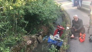 Motosikleti ile su kanalına uçtu