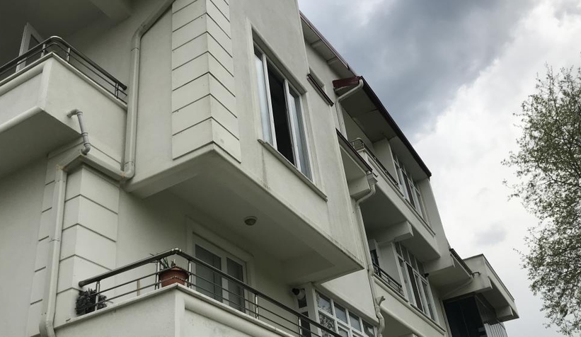 Motosikletine bakmak isterken ikinci kattan düştü