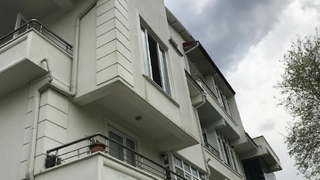 Motosikletine bakmak isterken ikinci kattan düştü