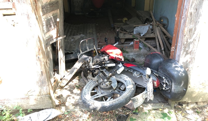 Motosikletiyle eve daldı!