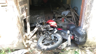 Motosikletiyle eve daldı!