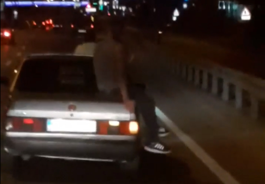 Motosikletle otomobil çektiler