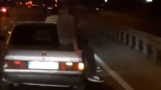 Motosikletle otomobil çektiler