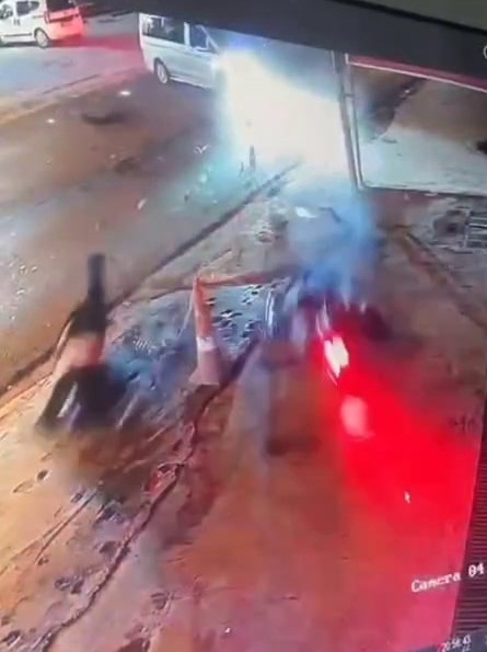 Motosikletli gençler böyle havaya savruldu